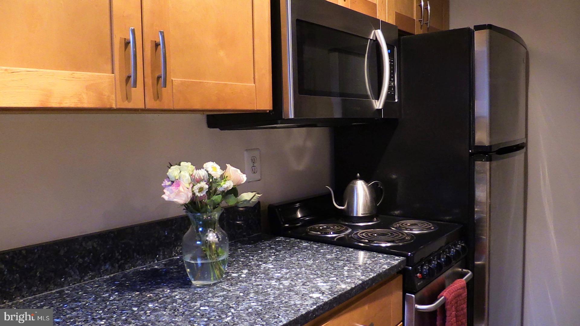 1900 S Street Northwest, Unit 4 Washington, DC 20009 - Photo 5 of 12 a vase of flowers sitting on a table