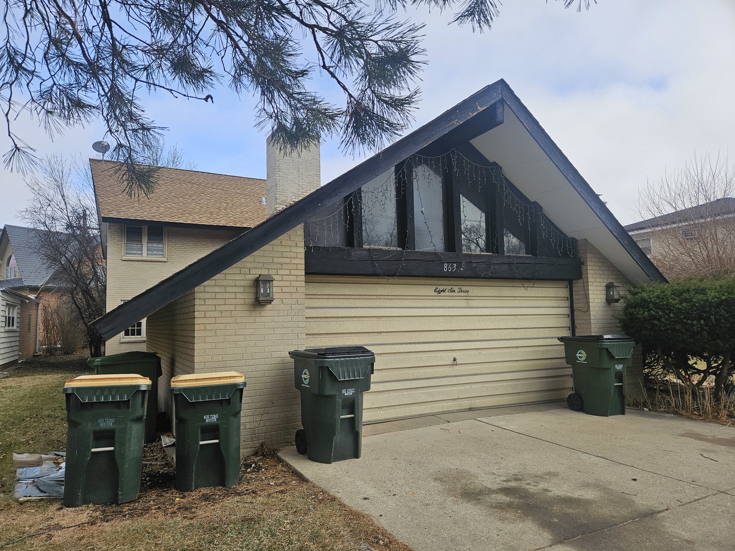 863 North Northwest Highway, Unit 2 Park Ridge, IL 60068 - Photo 19 of 23 a front view of a house with patio
