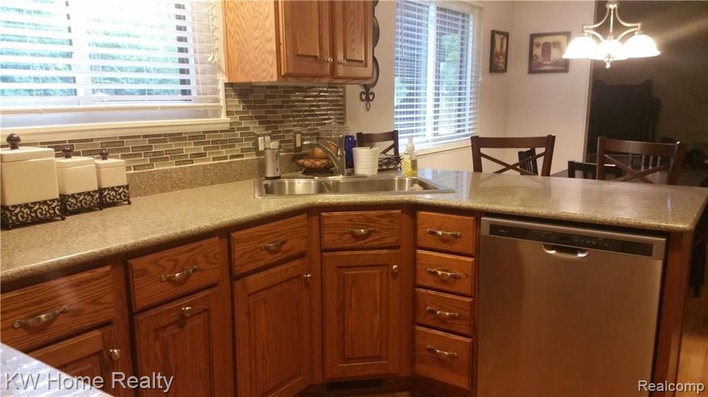 29825 Sugar Spring Road Farmington, MI 48334 - Photo 14 of 31