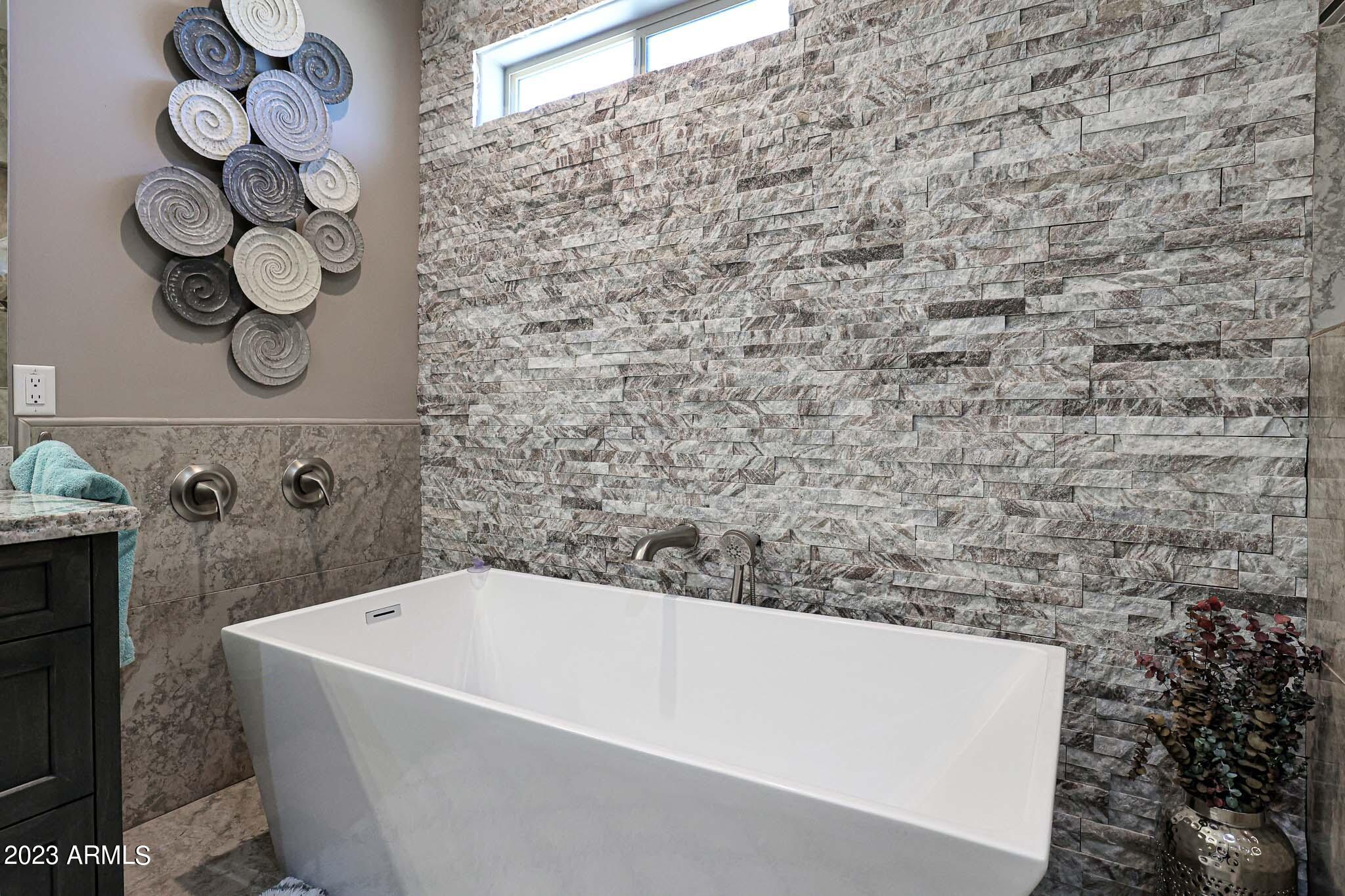 1007 East Ridgecrest Road Phoenix, AZ 85086 - Photo 26 of 63 OVERSIZED FREESTANDING TUB