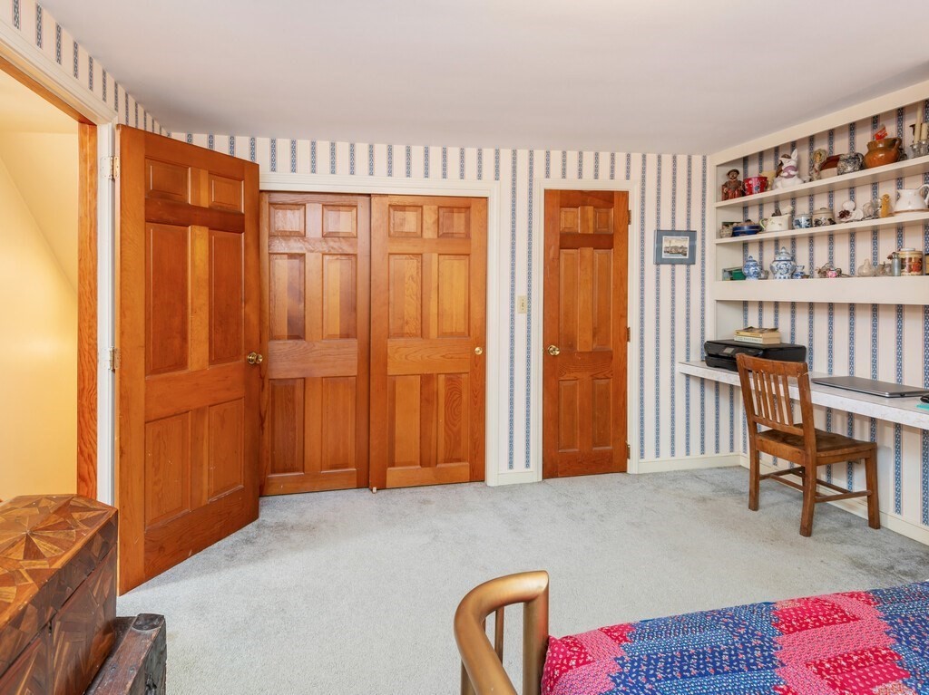 17 Wells Park Road Sturbridge, MA 01566 - Photo 23 of 37 a livingroom with a table and chairs