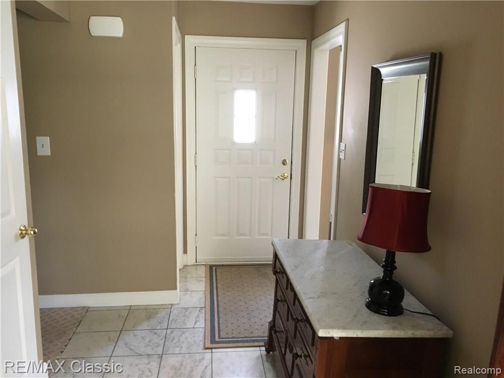 2240 Lancaster Road Bloomfield Hills, MI 48302 - Photo 3 of 20 Foyer.jpg