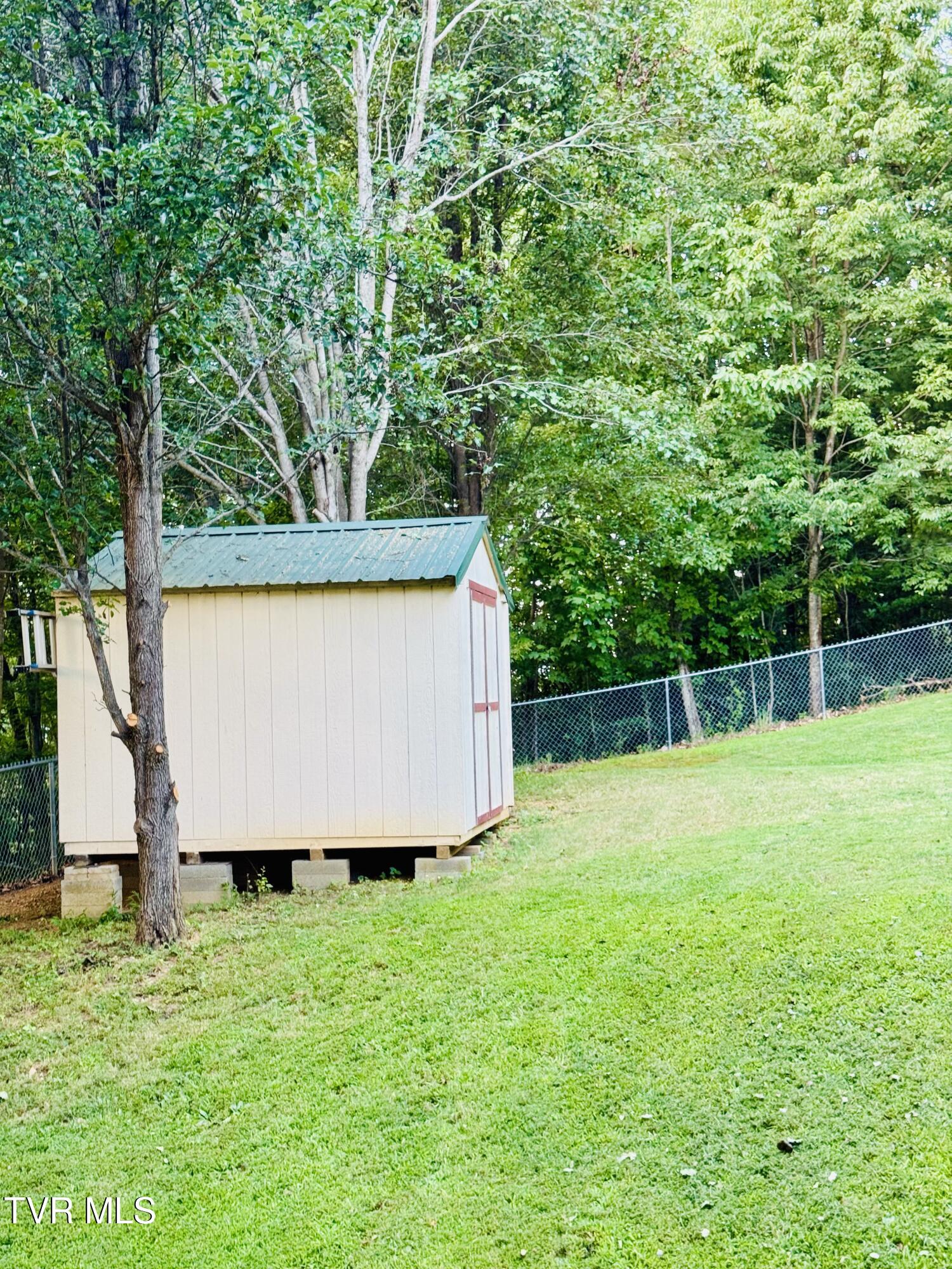 116 Hasty Boulevard Erwin, TN 37650 - Photo 7 of 45 IMG_5072