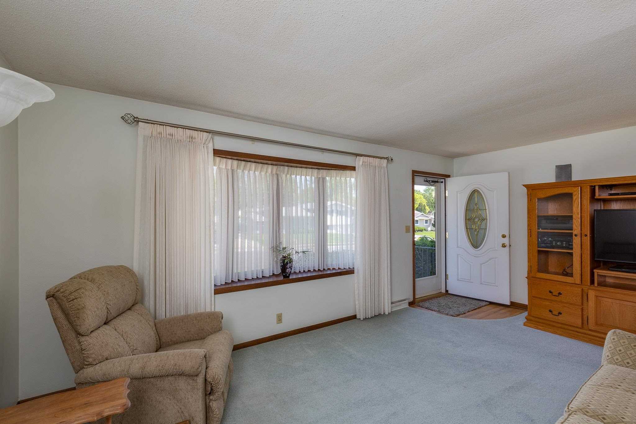 629 Westerfield Road Davenport, IA 52806 - Photo 5 of 28 Gallery Image 5