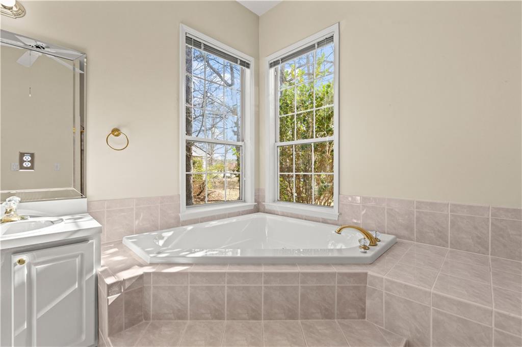 196 Lakeridge Drive Temple, GA 30179 - Photo 30 of 62 a bath tub sitting next to a window