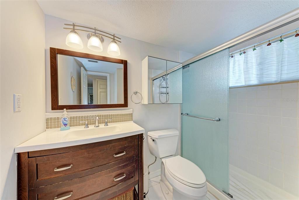5938 Welcome Road, Unit H22 Bradenton, FL 34207 - Photo 23 of 38 a bathroom with a toilet a sink and mirror