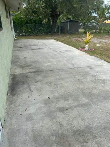 a view of back yard of the house