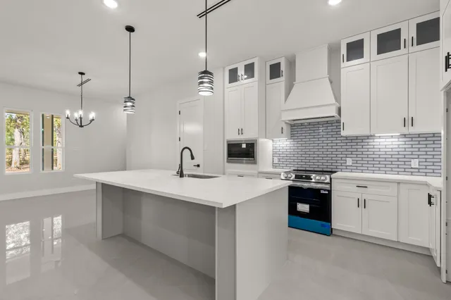 a view of empty room with window