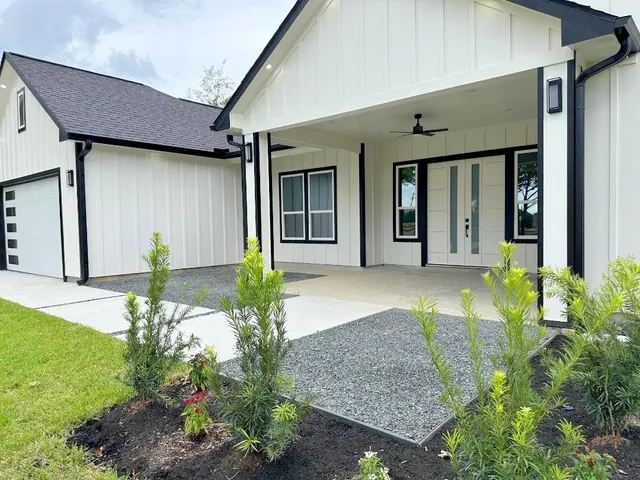 a view of a house with backyard