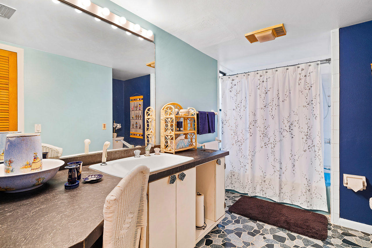 7479 Southeast Rivers Edge Street Jupiter, FL 33458 - Photo 12 of 39 Third bathroom