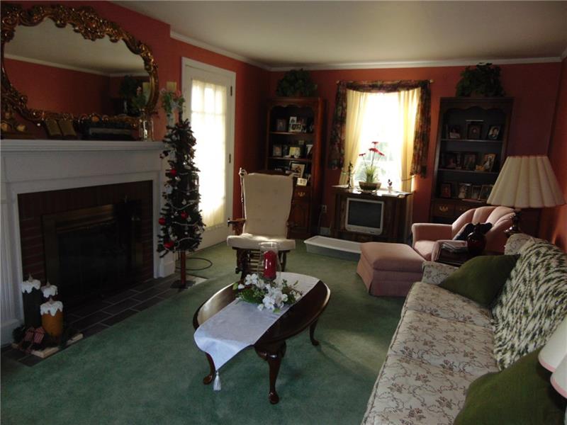 305 Wills Road Connellsville, PA 15425 - Photo 4 of 11 Living room