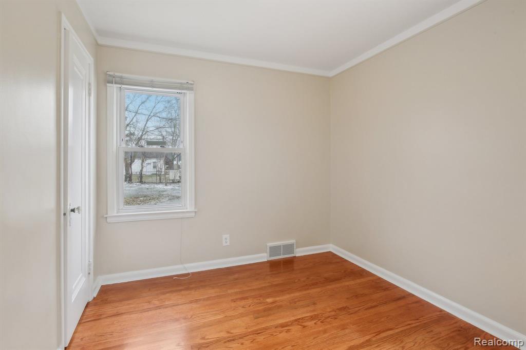 1591 Eaton Road Berkley, MI 48072 - Photo 13 of 32