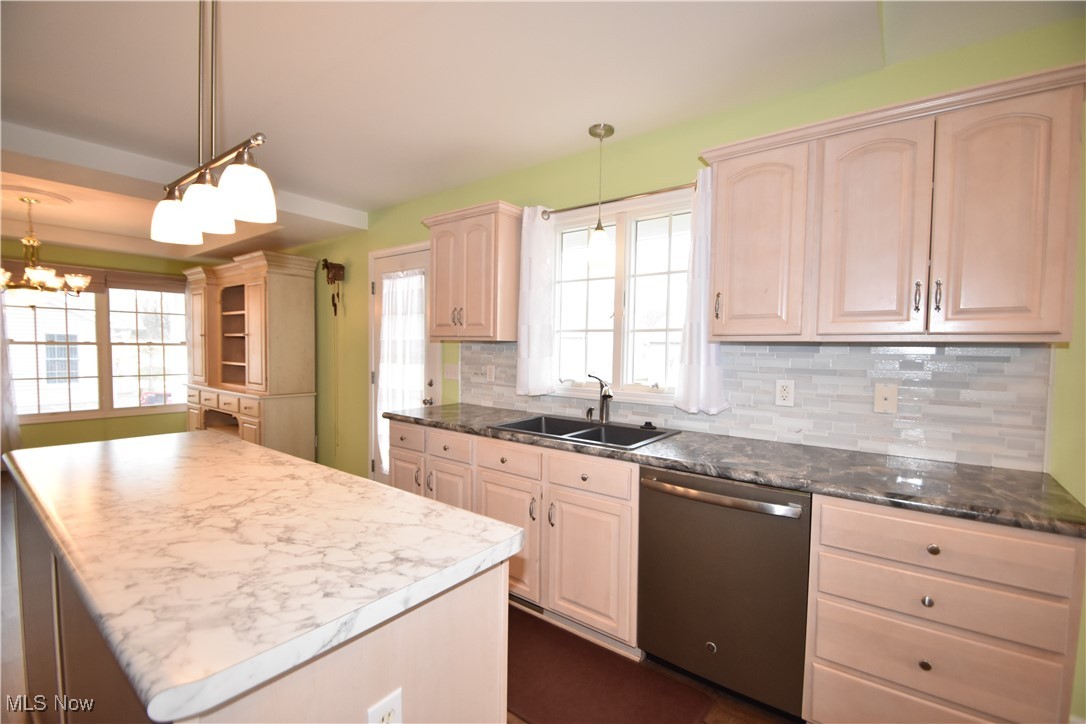 603 South Raccoon Road, Unit 49 Youngstown, OH 44515 - Photo 9 of 27 Kitchen featuring a notable chandelier, a sink, decorative light fixtures, backsplash, and dishwasher
