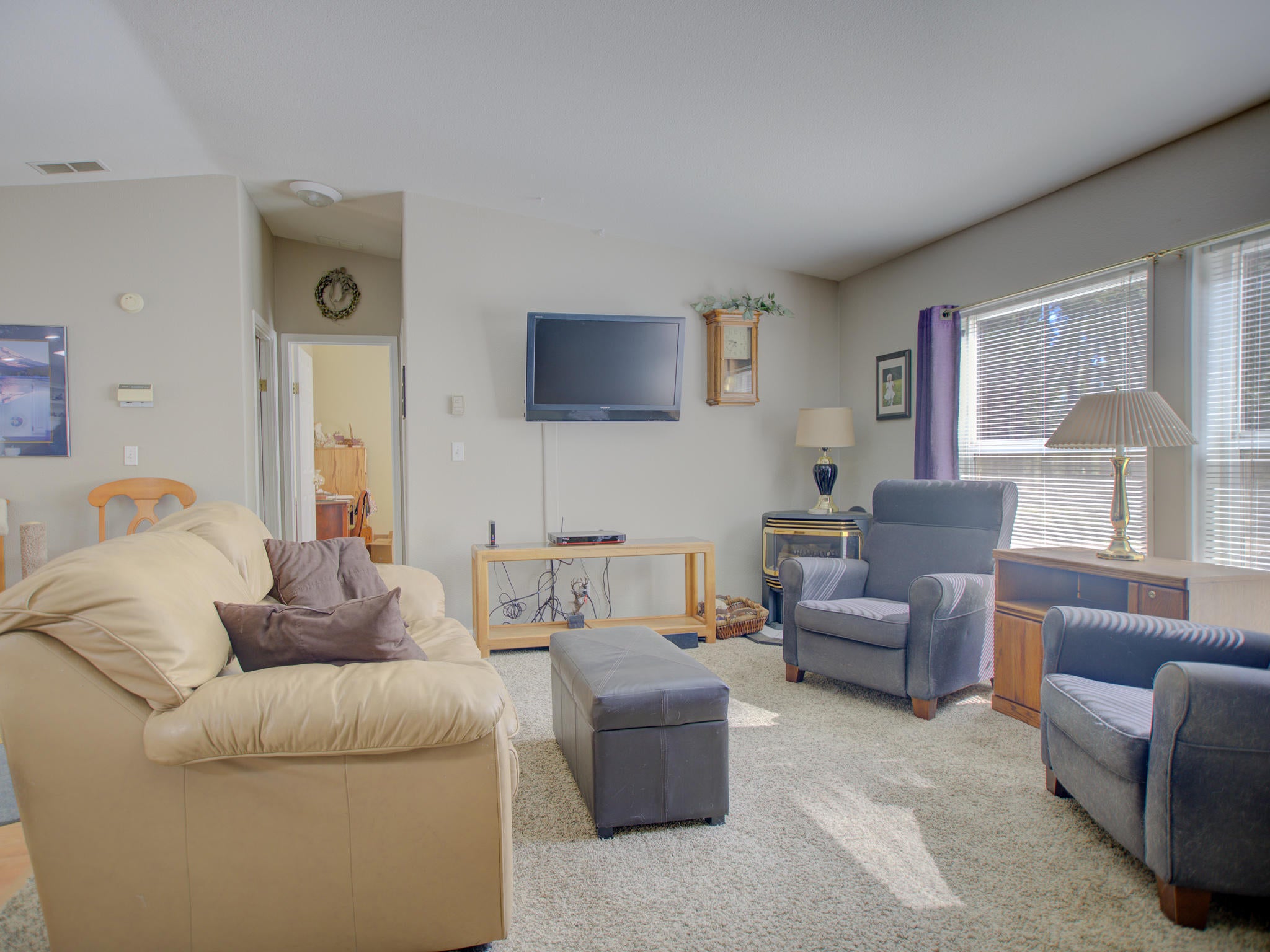 53381 Andrews Road La Pine, OR 97739 - Photo 2 of 31 Large living area