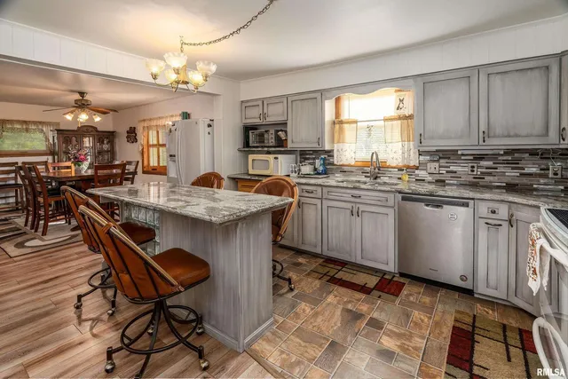 $269,000 | 2305 Weaver Road, Herrin, IL 62948