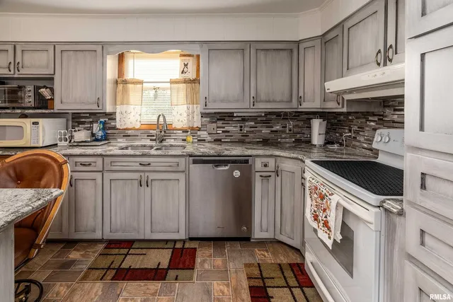 $269,000 | 2305 Weaver Road, Herrin, IL 62948