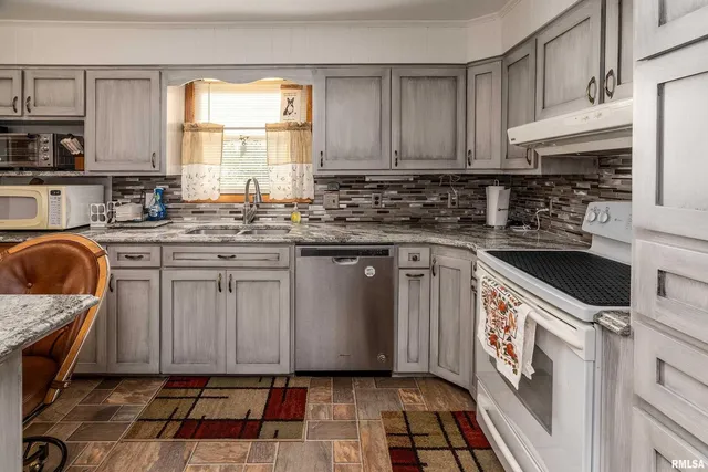 $269,000 | 2305 Weaver Road, Herrin, IL 62948