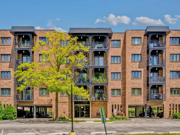$279,900 | 9356 Landings Lane, Unit 504, Des Plaines, IL 60016