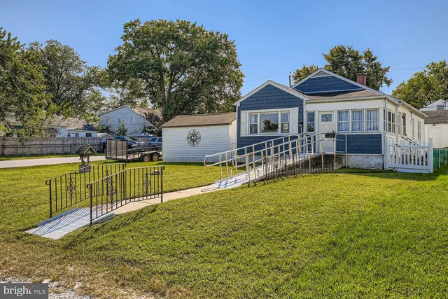 a view of a house with backyard and deck