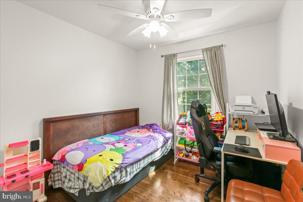 7213 Evanston Road Springfield, VA 22150 - Photo 20 of 37 Bright and cheerful children's room.