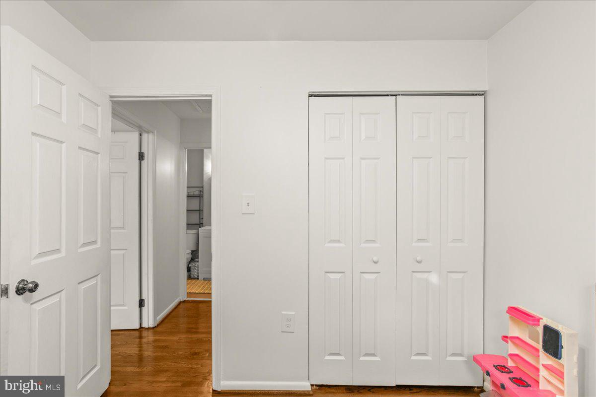 7213 Evanston Road Springfield, VA 22150 - Photo 21 of 37 Bright and airy hallway entrance.