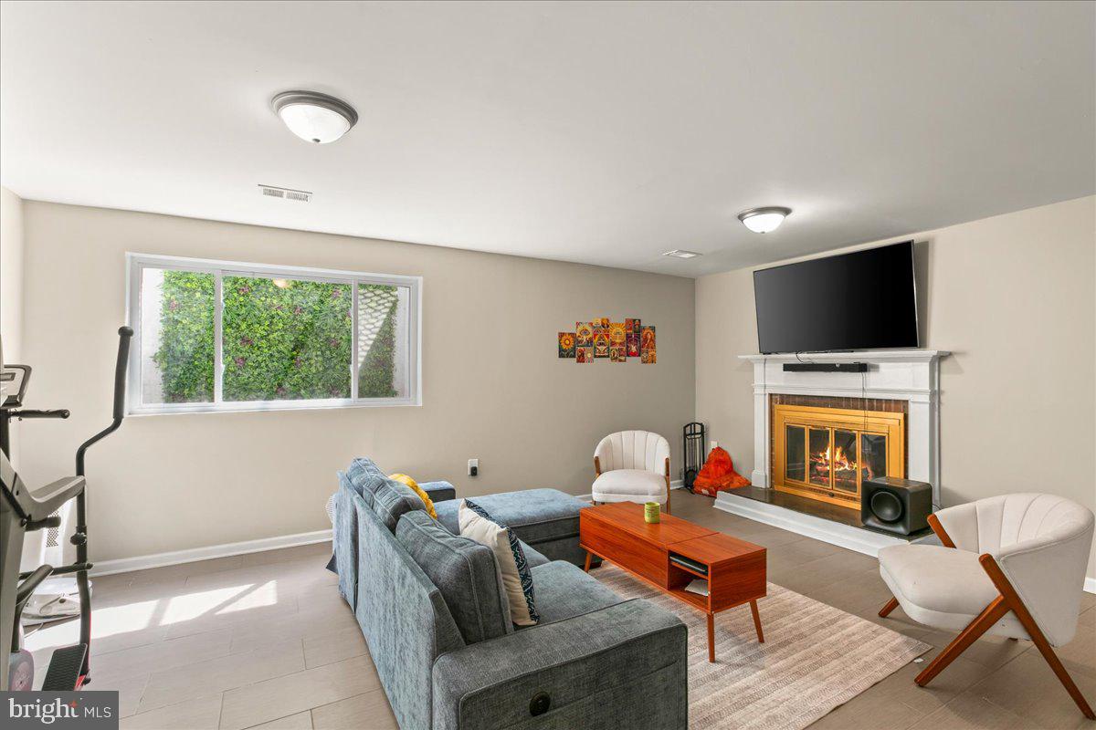 7213 Evanston Road Springfield, VA 22150 - Photo 31 of 37 Bright and inviting living space.