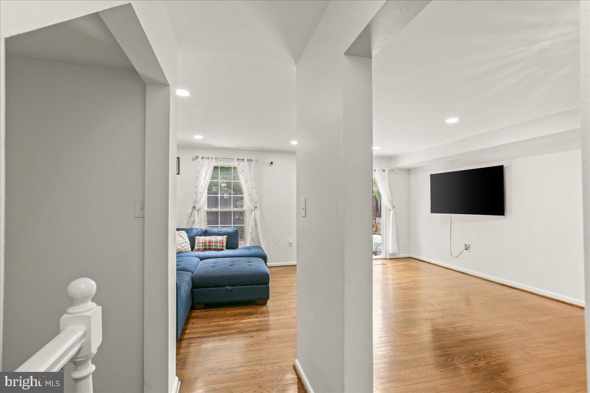 7213 Evanston Road Springfield, VA 22150 - Photo 5 of 37 Bright and inviting open space.