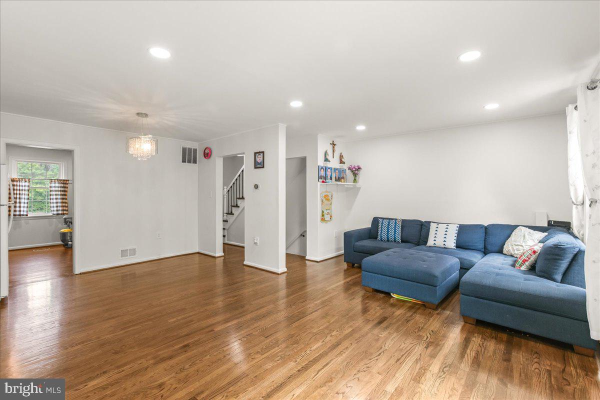 7213 Evanston Road Springfield, VA 22150 - Photo 7 of 37 Spacious living area with warm tones.