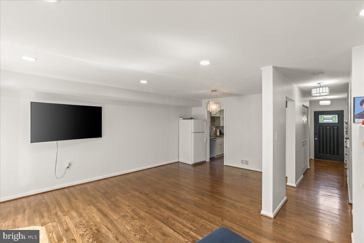 7213 Evanston Road Springfield, VA 22150 - Photo 10 of 37 Spacious, modern living area awaits you.