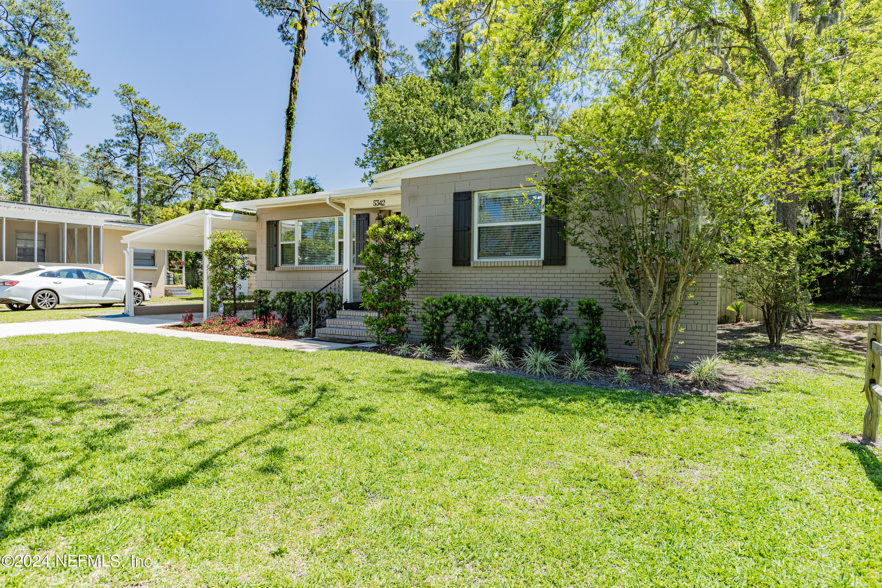 5342 Sharon Terrace Jacksonville, FL 32207 - Photo 4 of 33 a front view of a house with garden