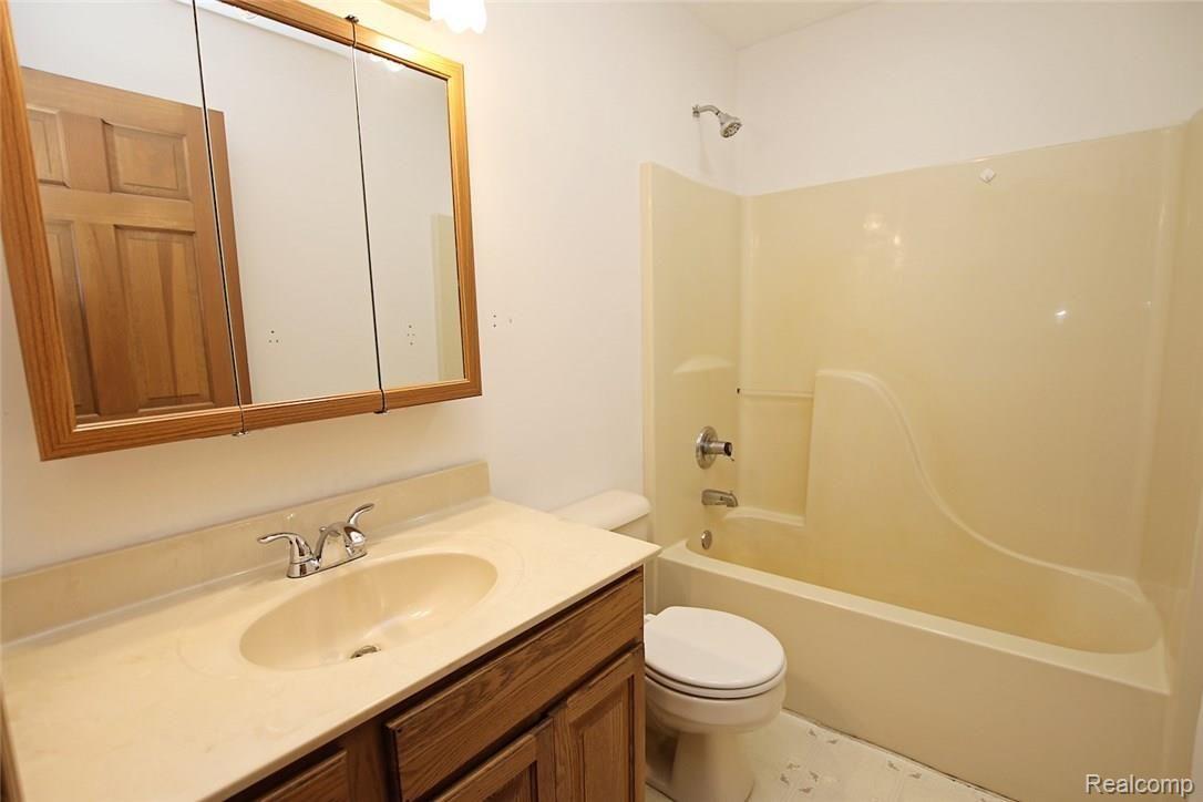 5959 Fox Lake Road Goodrich, MI 48438 - Photo 19 of 46 21) Bathroom.jpg