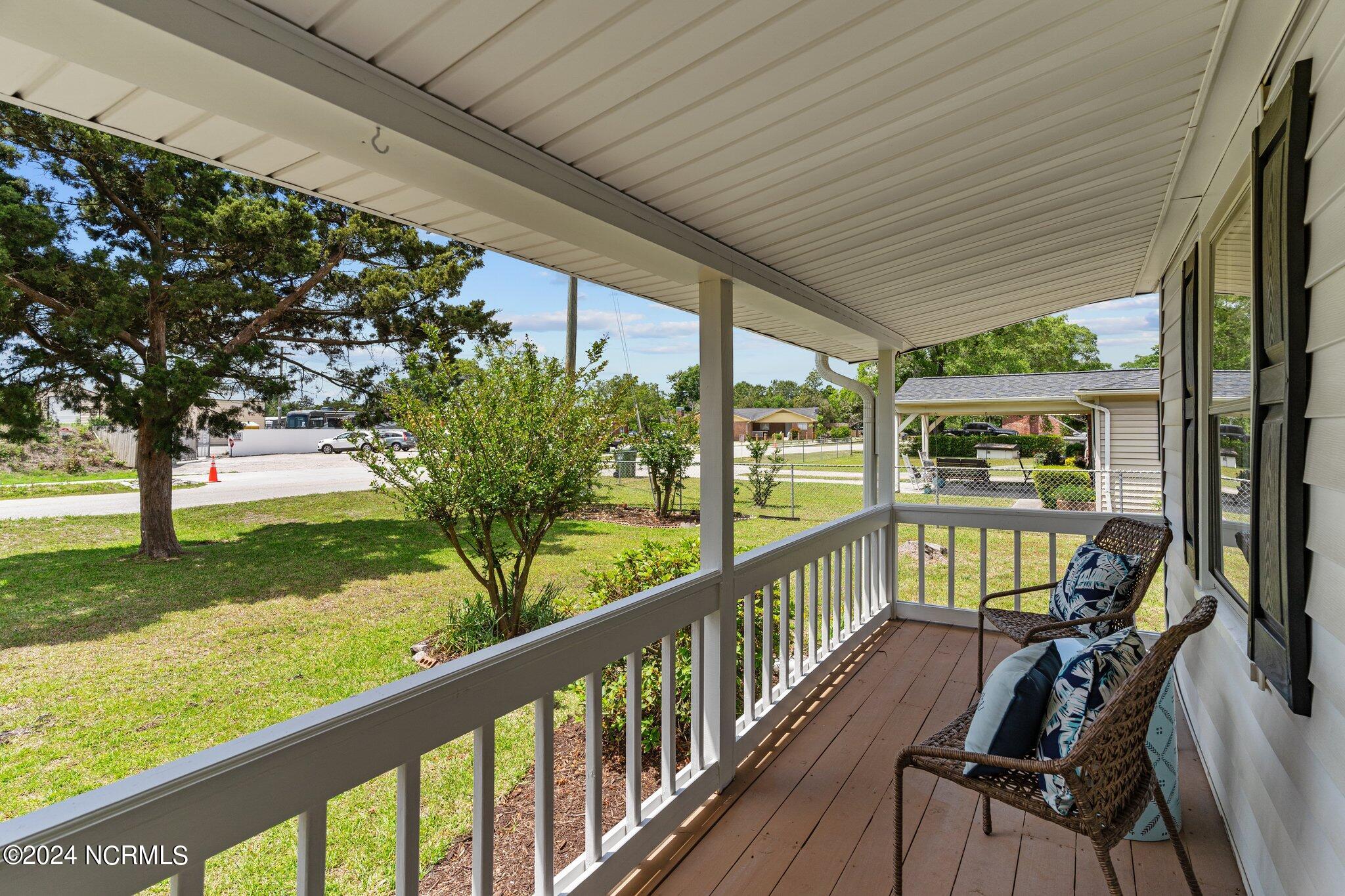 Front Porch - 135 Bryan Rd