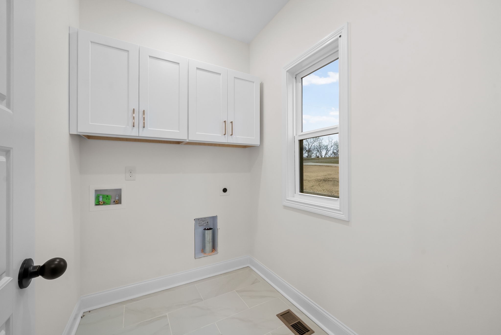 1800 Gholson Road Clarksville, TN 37043 - Photo 23 of 33 a view of an empty room with a window