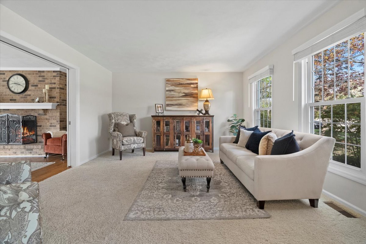 1012 Windhaven Road Libertyville, IL 60048 - Photo 8 of 63 Gallery Image 8