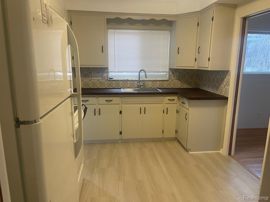 17431 Wick Road Allen Park, MI 48101 - Photo 5 of 23
