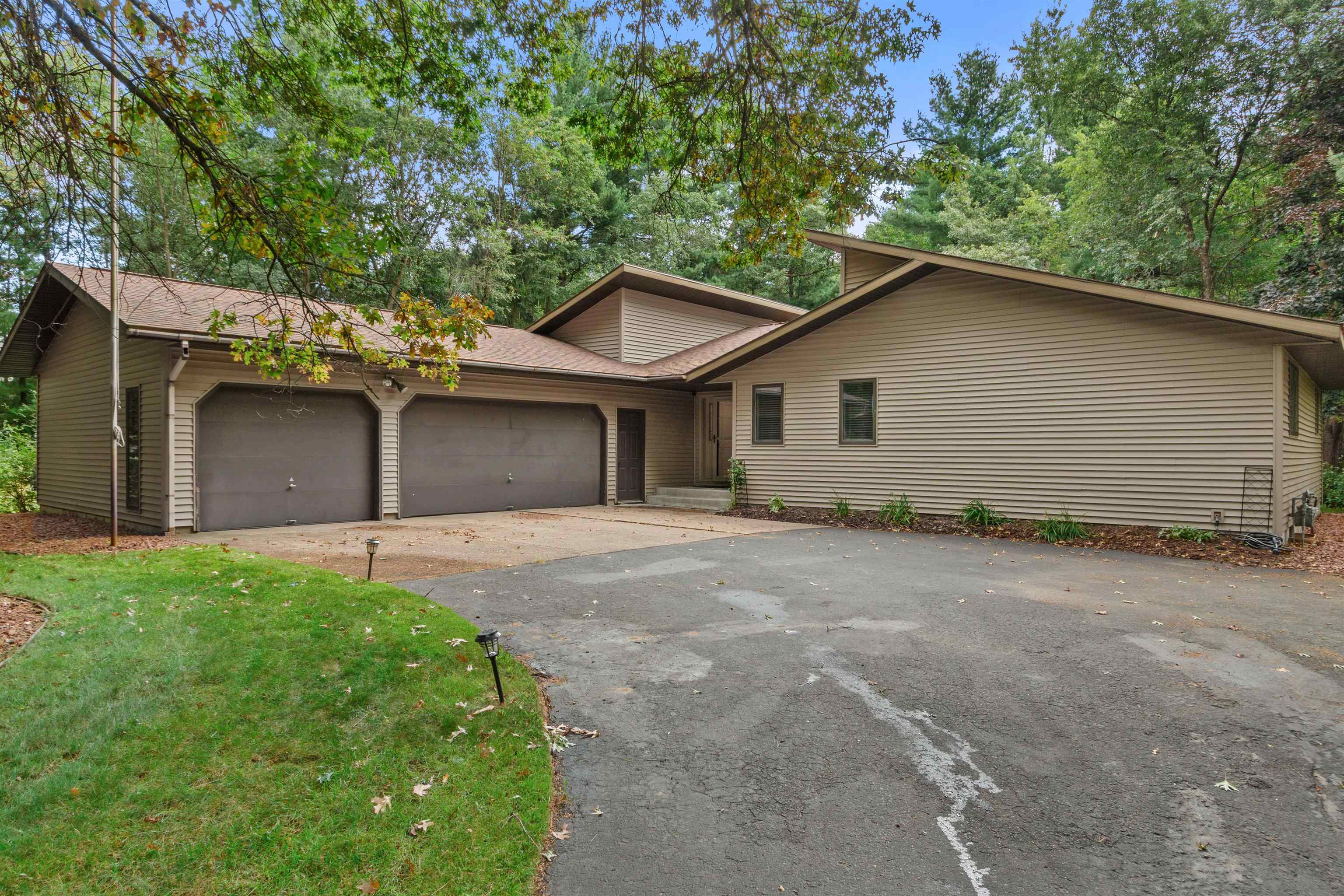 313 Woodland Drive Stevens Point, WI 54482 - Photo 2 of 48