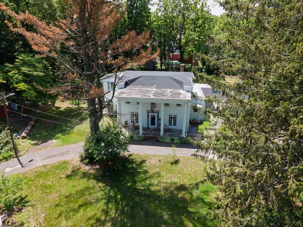 a view of a house with a yard