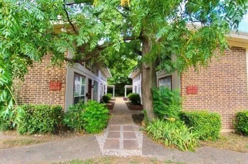 $2,400 | 2708 McCart Avenue, Fort Worth, TX 76110