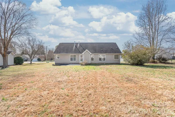 a view of a yard with a house