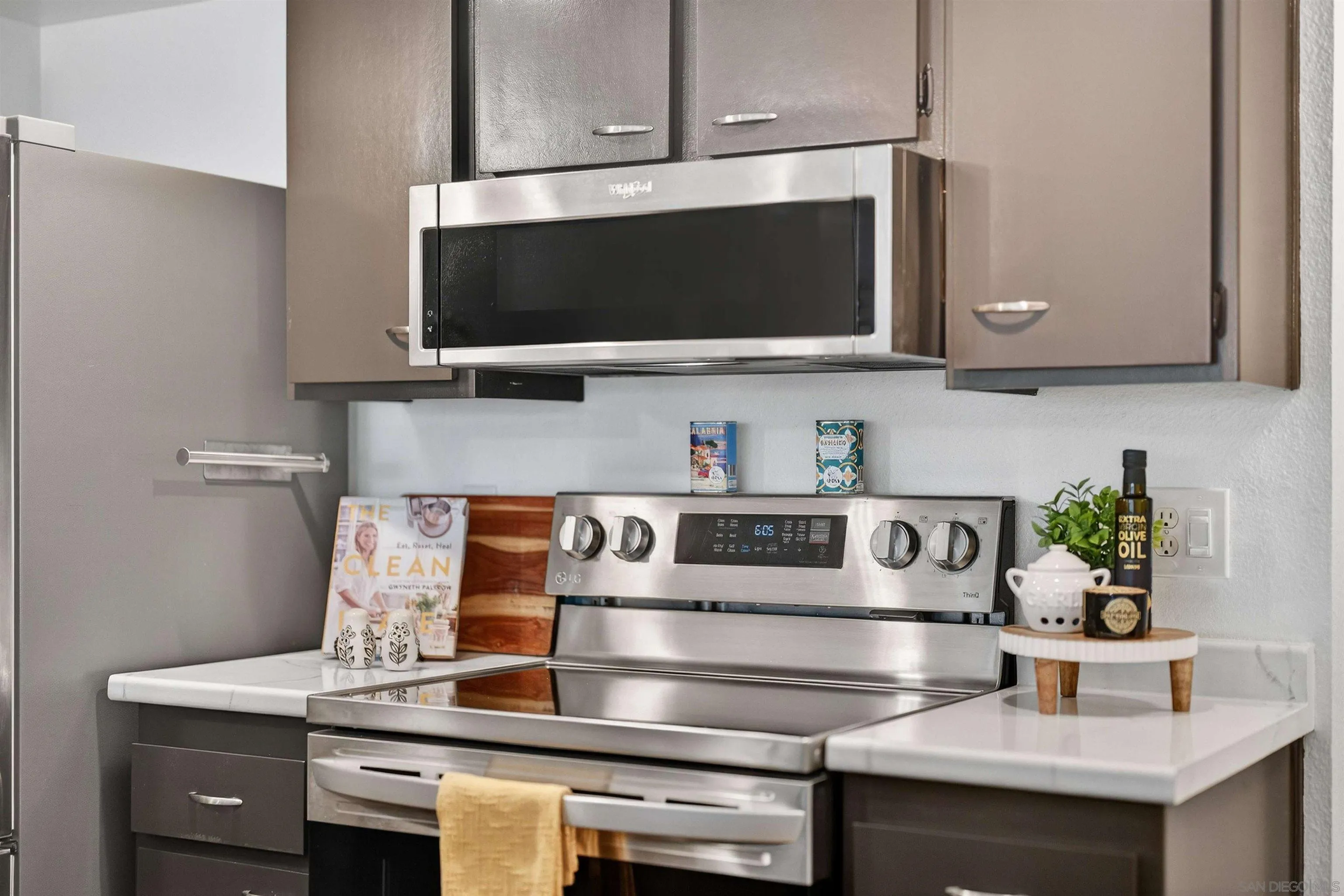 6255 Rancho Mission Road, Unit 302 San Diego, CA 92108 - Photo 21 of 28 a kitchen with a stove and a microwave