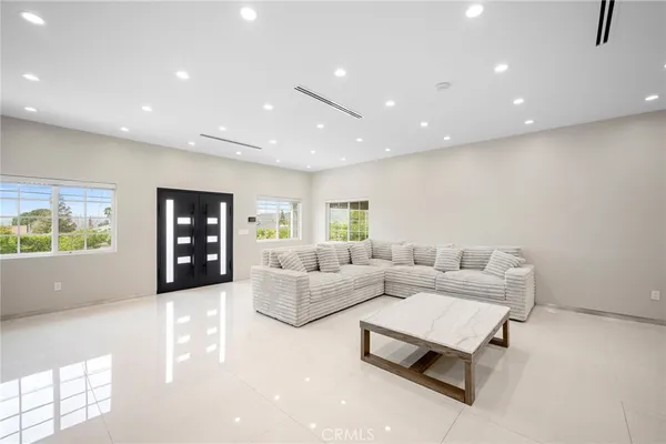 $1,350,000 | 10510 Helendale Avenue, Tujunga, CA 91042