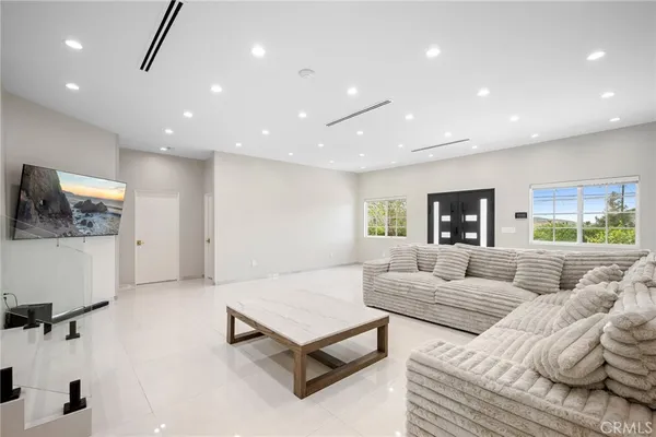 $1,350,000 | 10510 Helendale Avenue, Tujunga, CA 91042