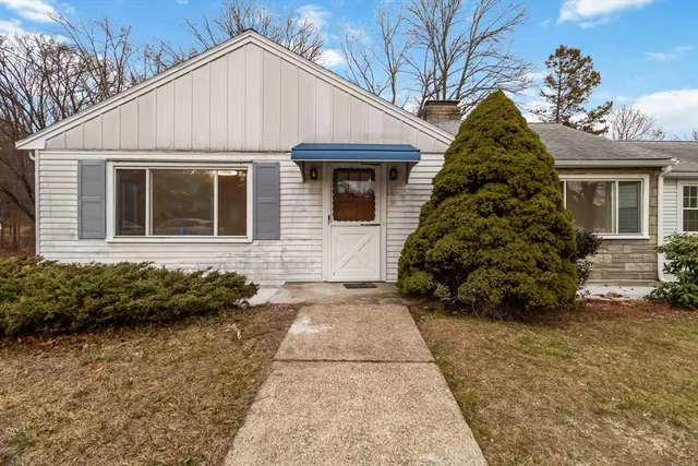 a view of a house with a yard