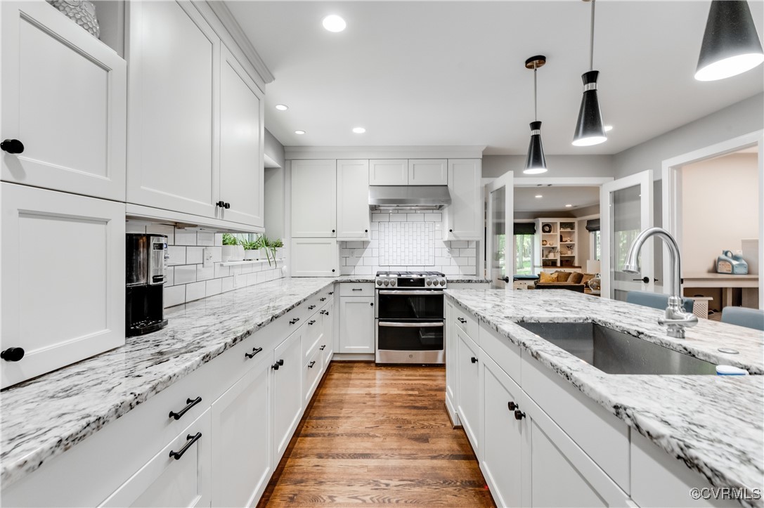 3510 Lansdowne Road Midlothian, VA 23113 - Photo 23 of 47 a large kitchen with stainless steel appliances granite countertop a sink stove and refrigerator