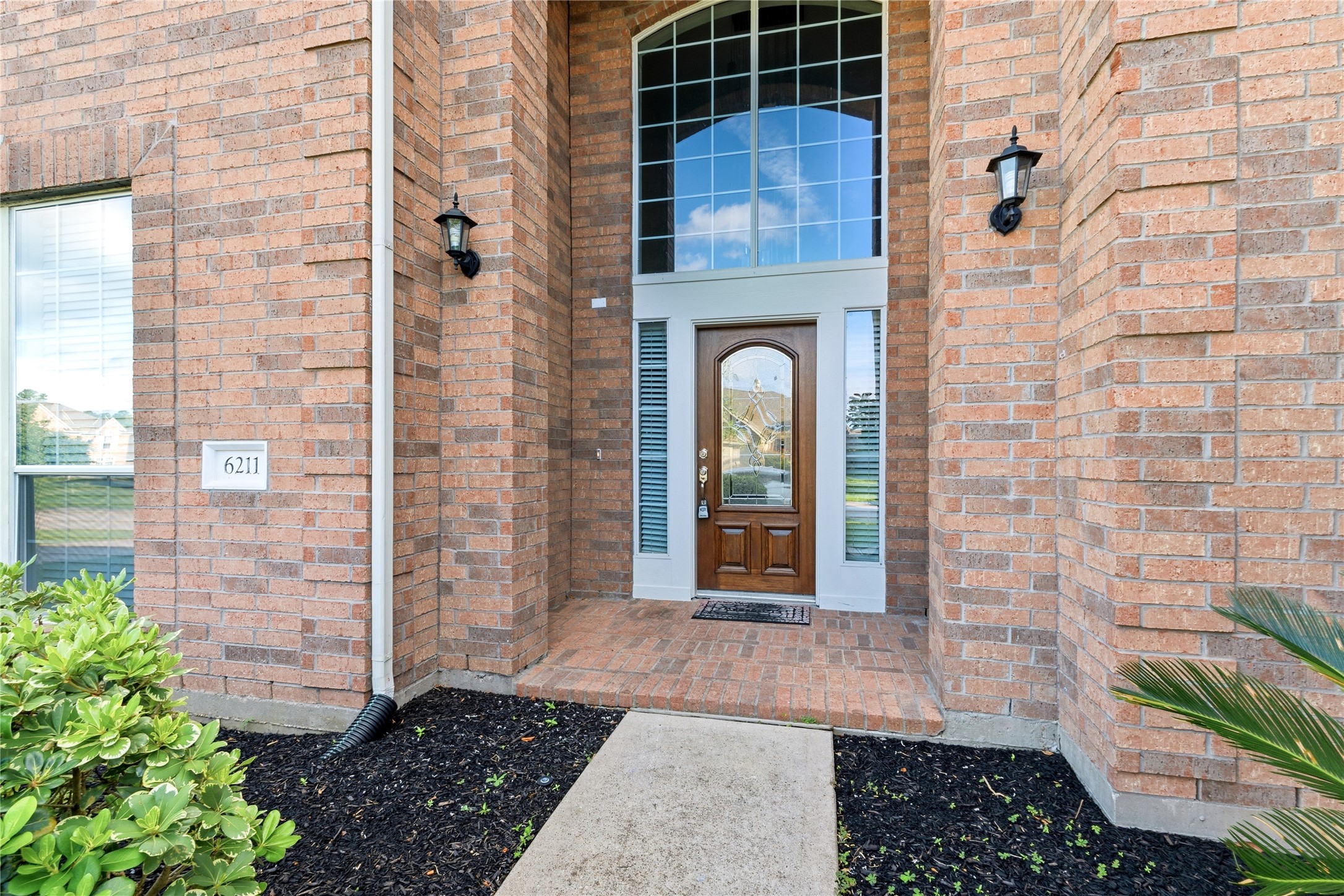 6211 Stone Hill Road Spring, TX 77389 - Photo 3 of 43 a front view of a house with a garden