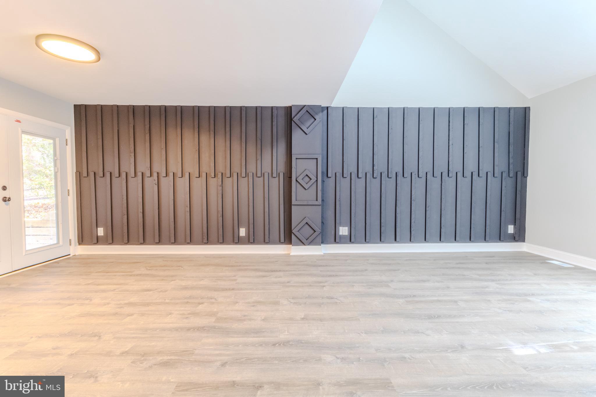 524 Ridge Road Annapolis, MD 21401 - Photo 5 of 53 an empty room with windows