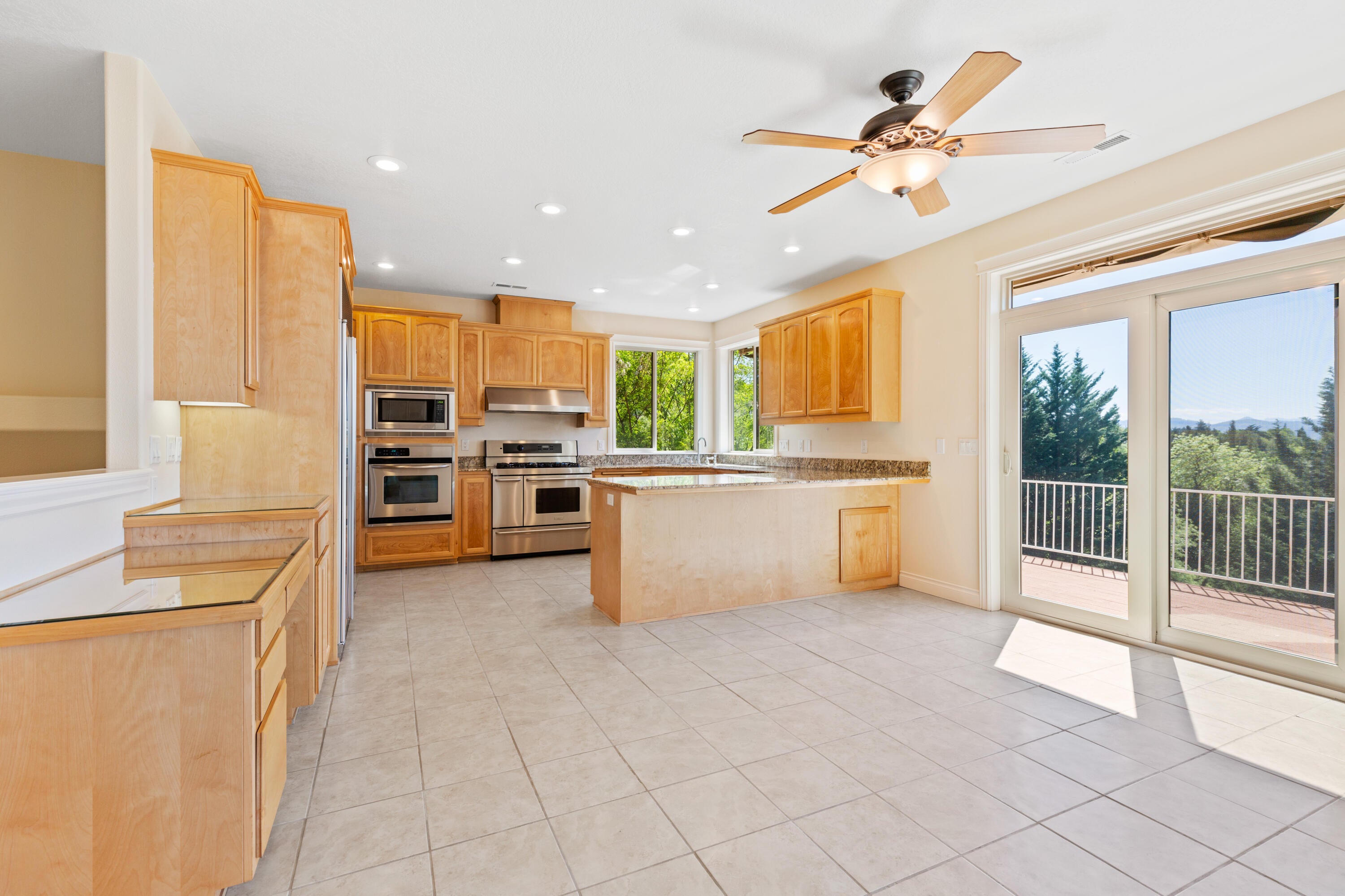 4335-4337 Murryhill Terrace Medford, OR 97504 - Photo 8 of 38 Kitchen and eating area