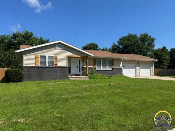$320,000 | 300 Choctaw Road, Hiawatha, KS 66434