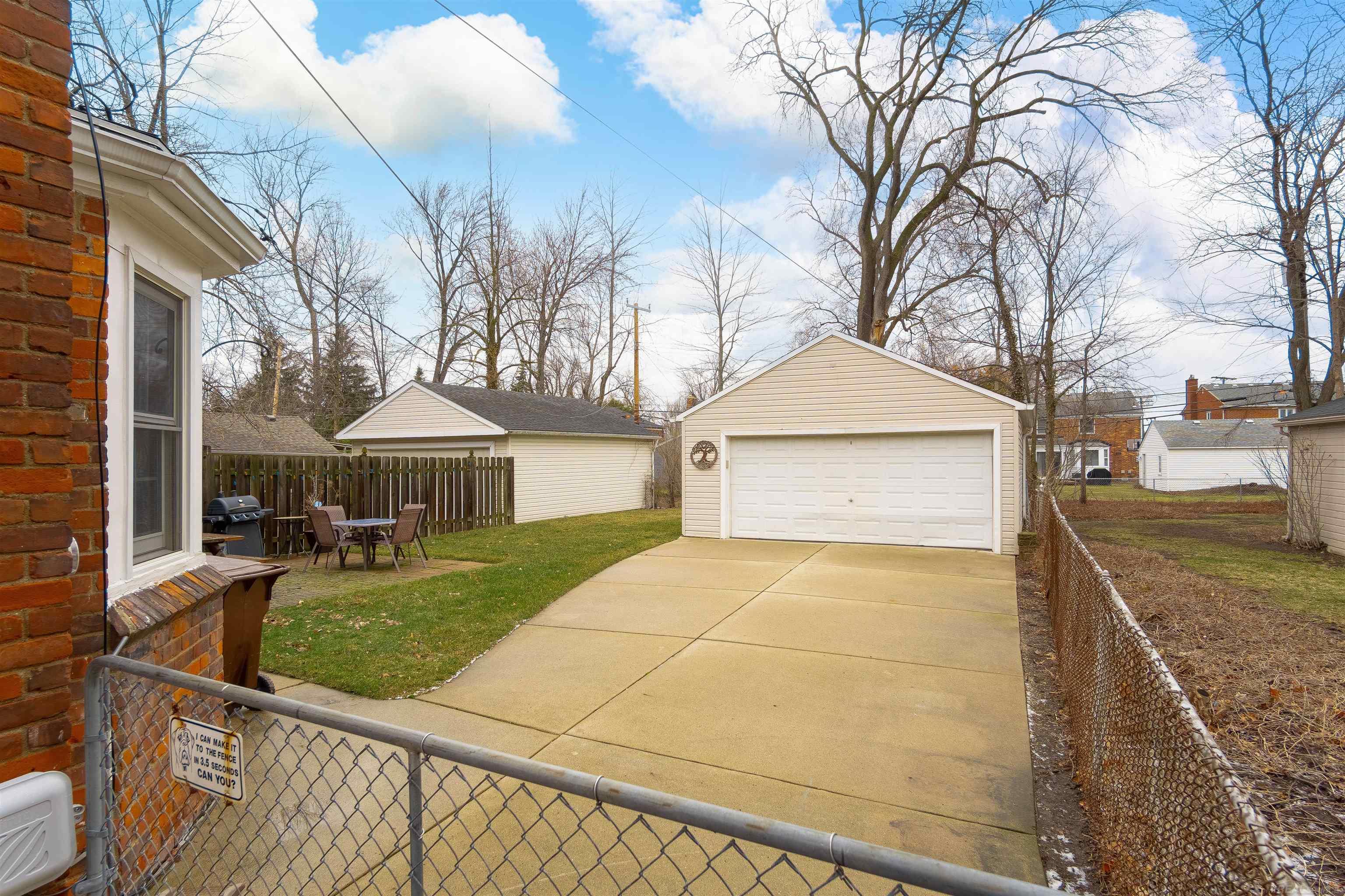 1644 Severn Road Grosse Pointe, MI 48236 - Photo 5 of 45 50102890-4.JPG