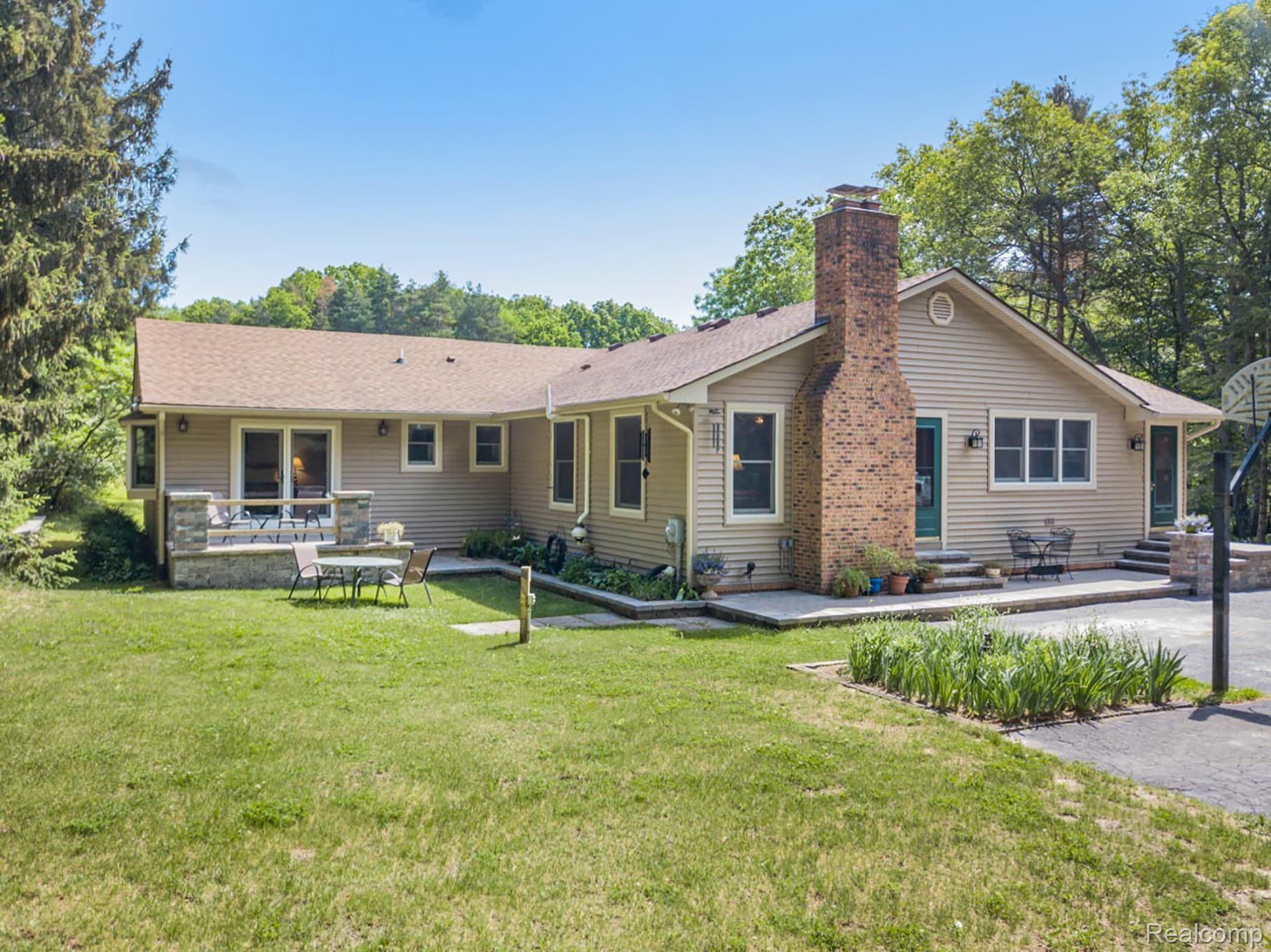 13171 Dunham Road Hartland, MI 48353 - Photo 56 of 61 Enjoy a peaceful dinner outside